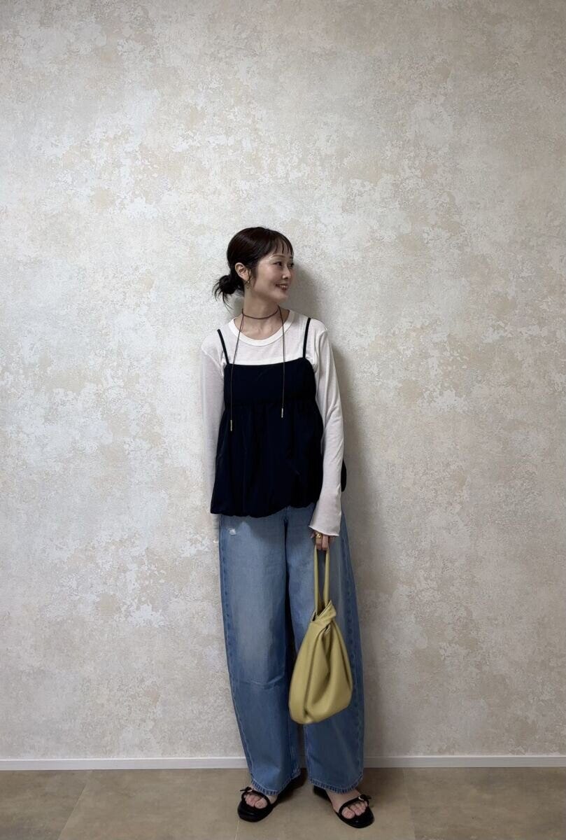 ユニクロ　バギーカーブジーンズ　白T×黒キャミコーデ