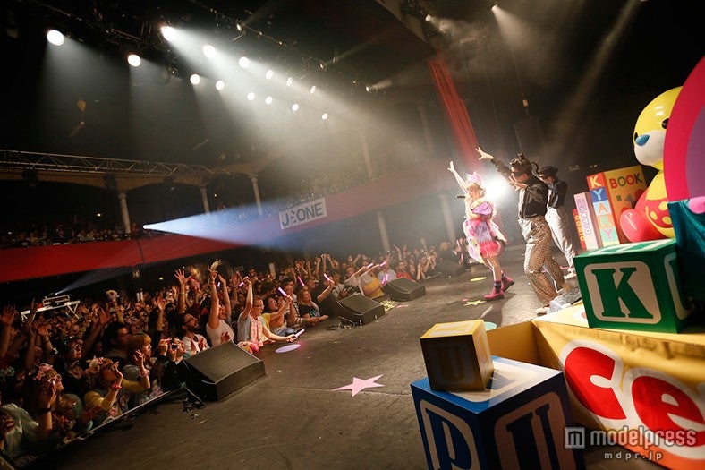 フランスの観客を、すぐさま熱狂の渦に巻き込んだきゃりーぱみゅぱみゅ／photo by aki ishii