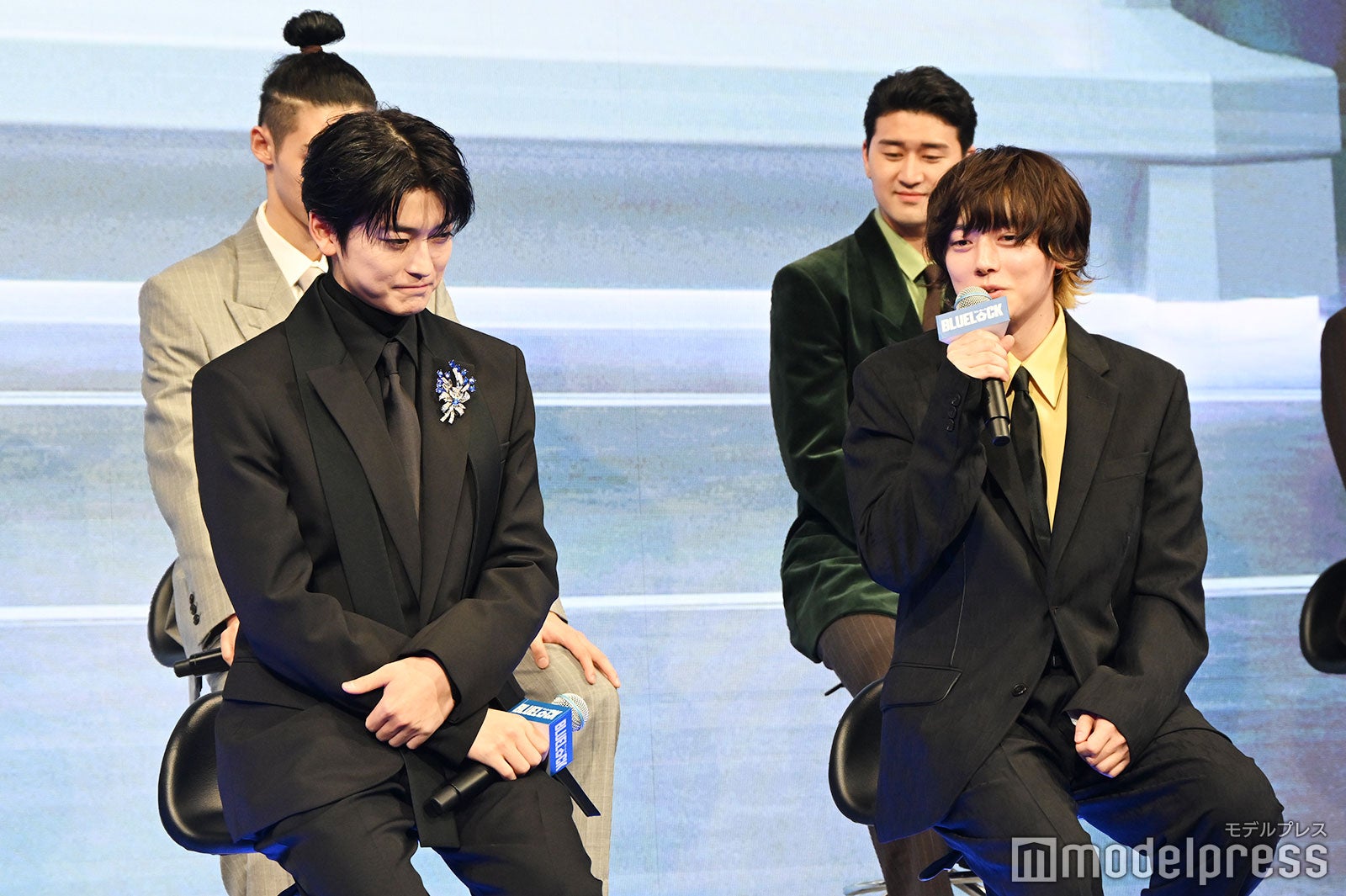 「高橋文哉くんが主演でよかった」「この人にはかなわない」と語る櫻井海音の言葉に謙遜する高橋文哉（C）モデルプレス