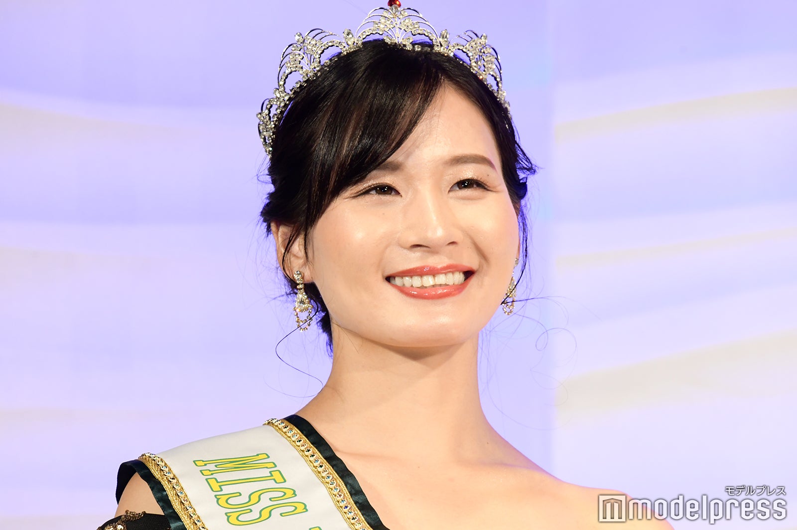 清瀬汐希、胸元ざっくりドレス姿で登場 美の秘訣明かす