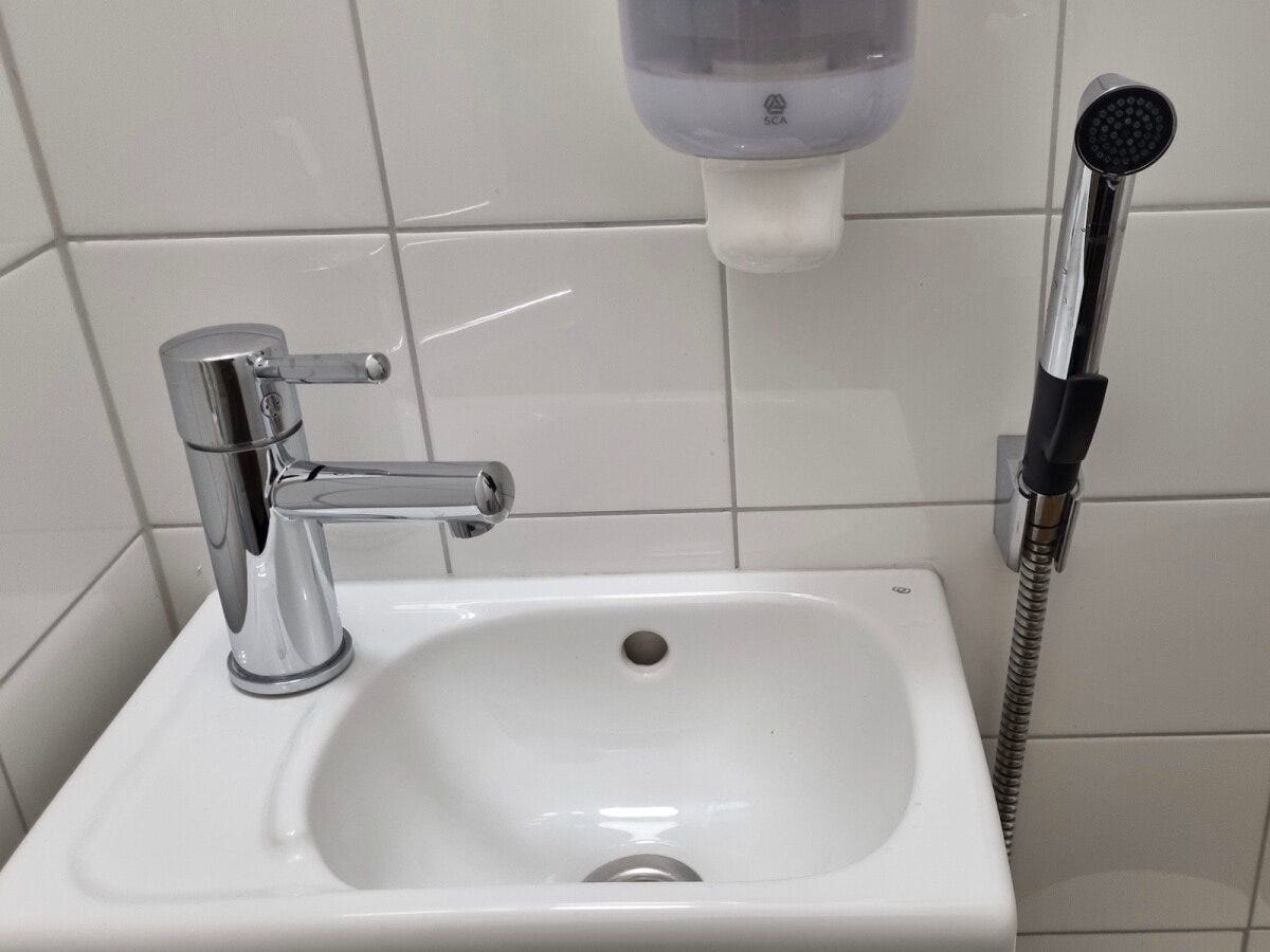 個室内にシンクが設置されているトイレも。右のシャワーはお尻を洗う際に使える