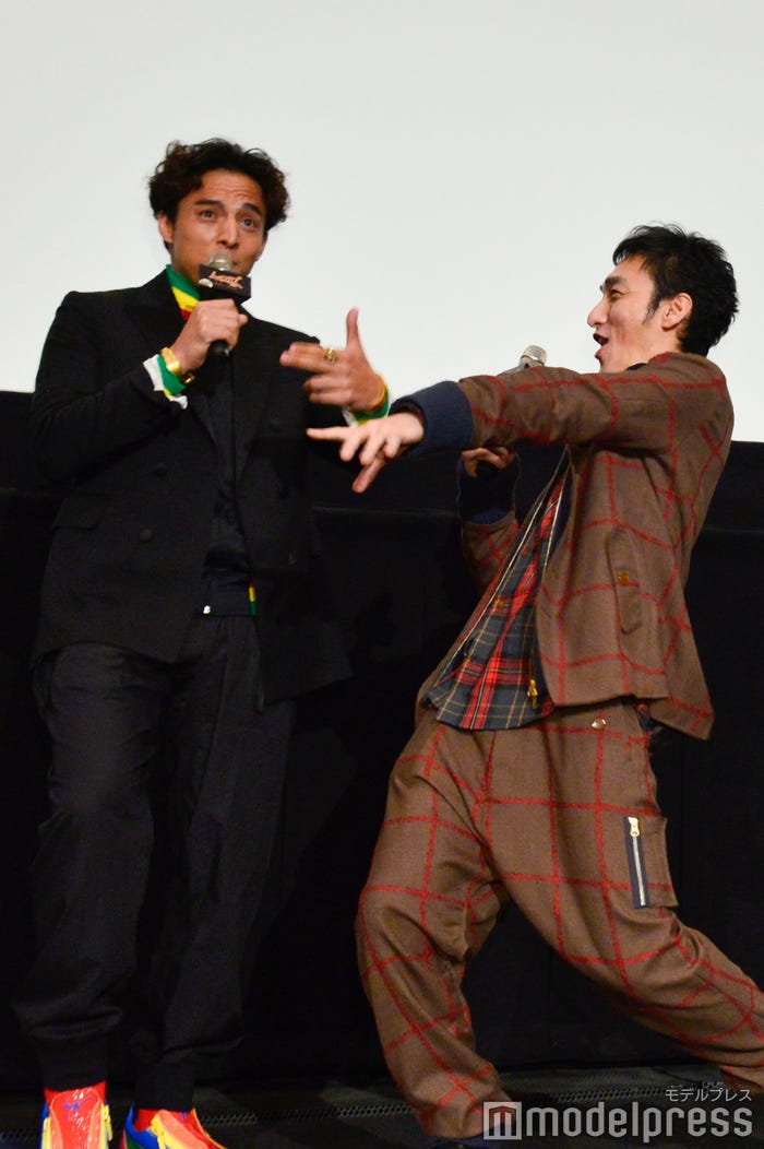 ラップ中の満島真之介、草なぎ剛 (C)モデルプレス