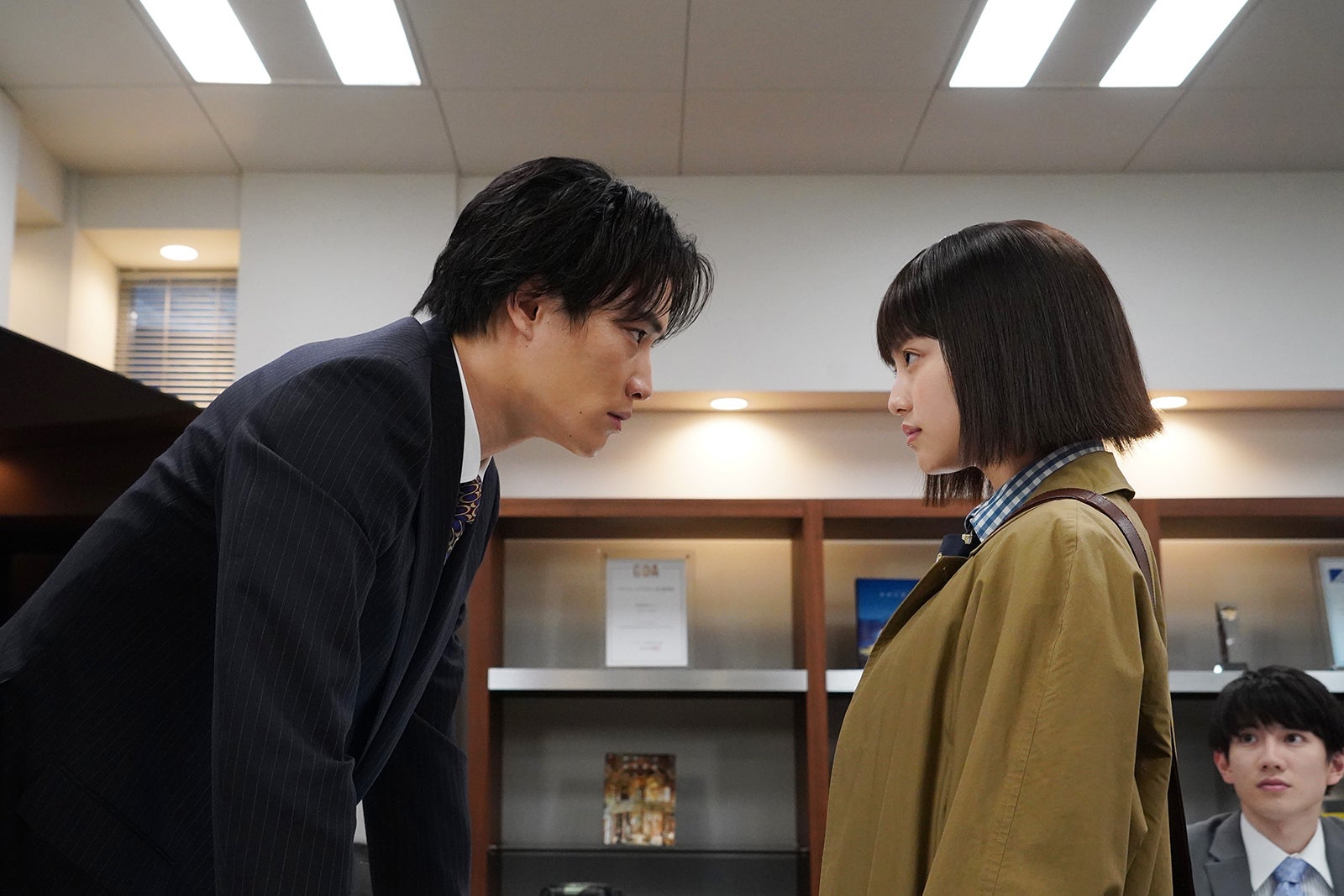 鈴木伸之、今田美桜／「悪女（わる）～働くのがカッコ悪いなんて誰が言った？～」第4話より（C）日本テレビ