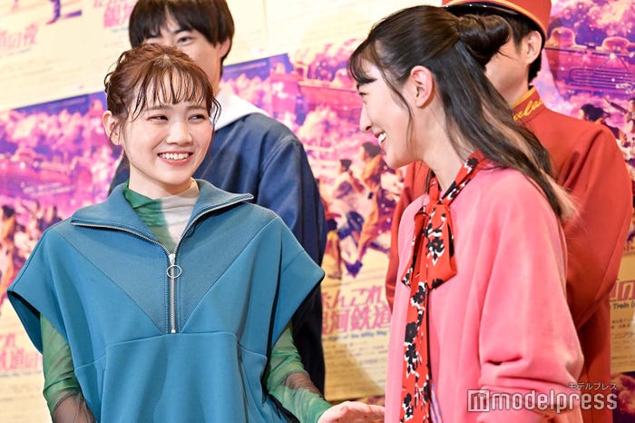 久保田紗友からの絶賛に照れる田村真佑(C)モデルプレス