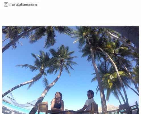 丸高愛実&柿谷曜一朗選手、モルディブ新婚旅行中のラブラブ2ショットに祝福の声続々