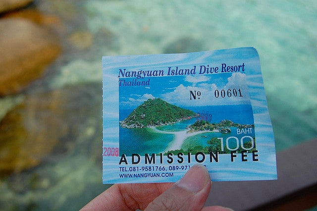 上陸時に環境保護のため100バーツ（約300円）を支払う／Koh Nangyuan by ashleyt