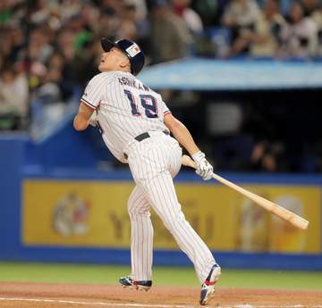 引退試合のヤクルト・石川 現役最終打席は三飛で25年連続安打はならず 中日・高橋がボールを渡す