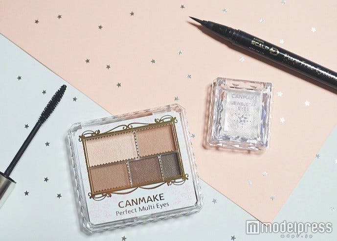 画像左から【スカルプDボーテ】「ピュアフリーアイラッシュ“ブラック”」、【CANMAKE】「パーフェクトマルチアイズ“01 ローズブラウン”」、「ジュエルスターアイズ“10 ハートスノーホワイト”」、【スカルプDボーテ】「ピュアフリーアイライナー“ブラック”」/写真:MAKO(C)モデルプレス