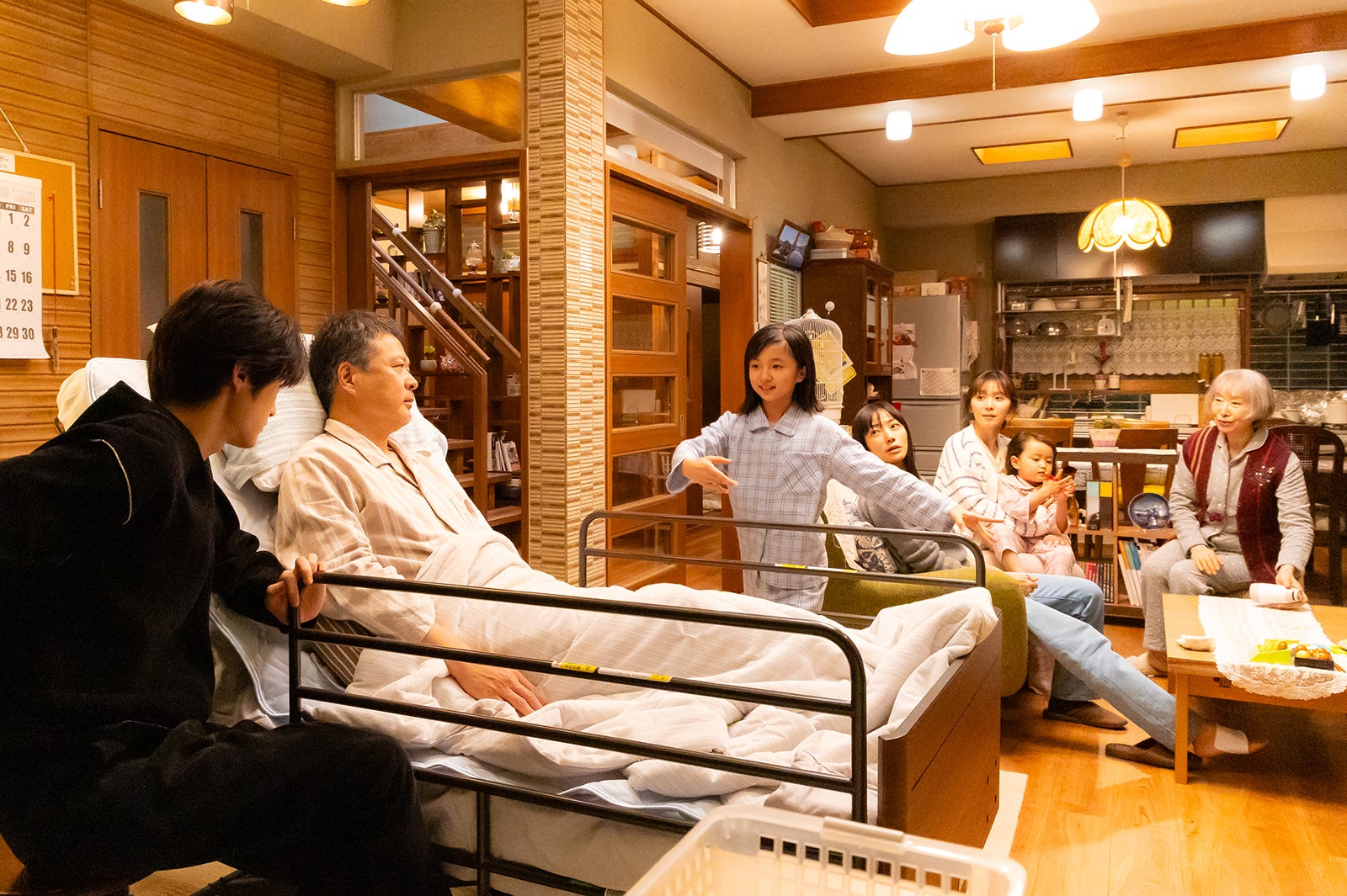 鈴鹿央士、田中哲司、白山乃愛、菅野美穂、松岡茉優、三田佳子「ゆりあ先生の赤い糸」第7話より（C）テレビ朝日