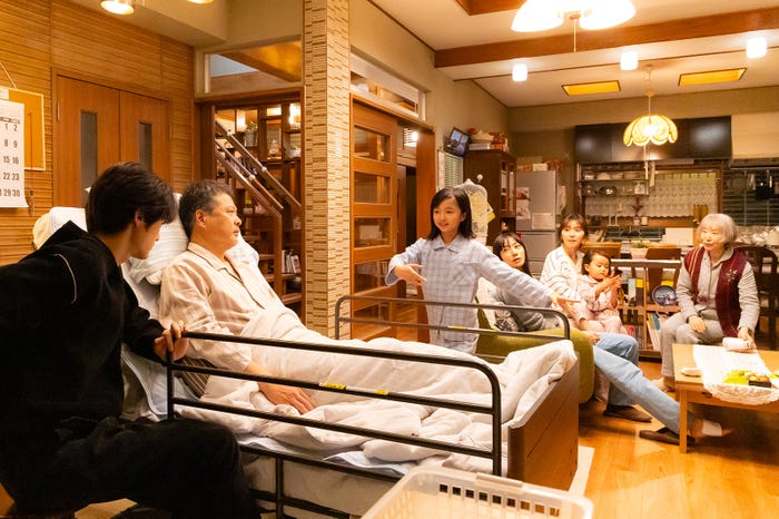 鈴鹿央士、田中哲司、白山乃愛、菅野美穂、松岡茉優、三田佳子「ゆりあ先生の赤い糸」第7話より(C)テレビ朝日