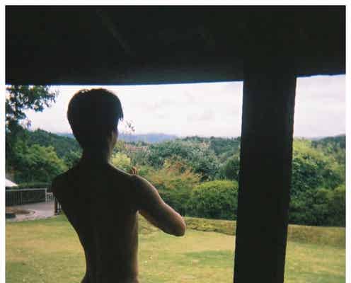 野村周平、過激ショットにファン驚き「全裸?!」「服着てない」