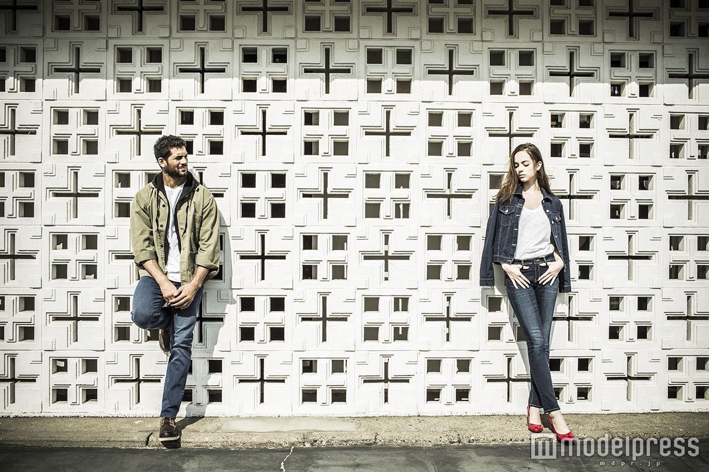 ポケットの位置が高いデザインが特徴的で、脚長効果がある