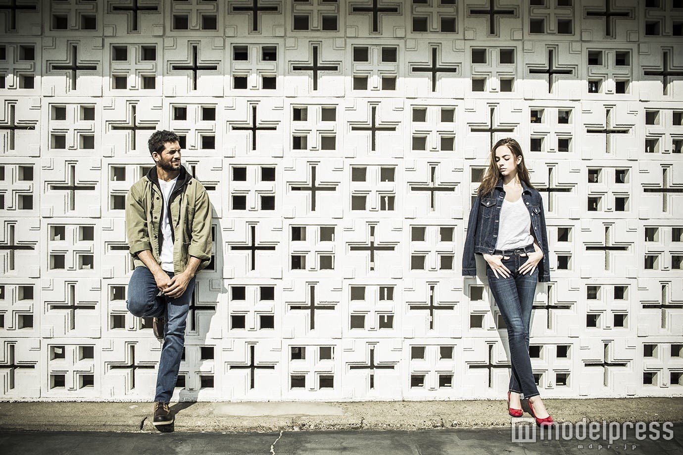 ポケットの位置が高いデザインが特徴的で、脚長効果がある