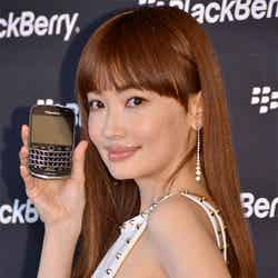 「BlackBerry Bold 9900」新製品記者発表会に出席した平子理沙