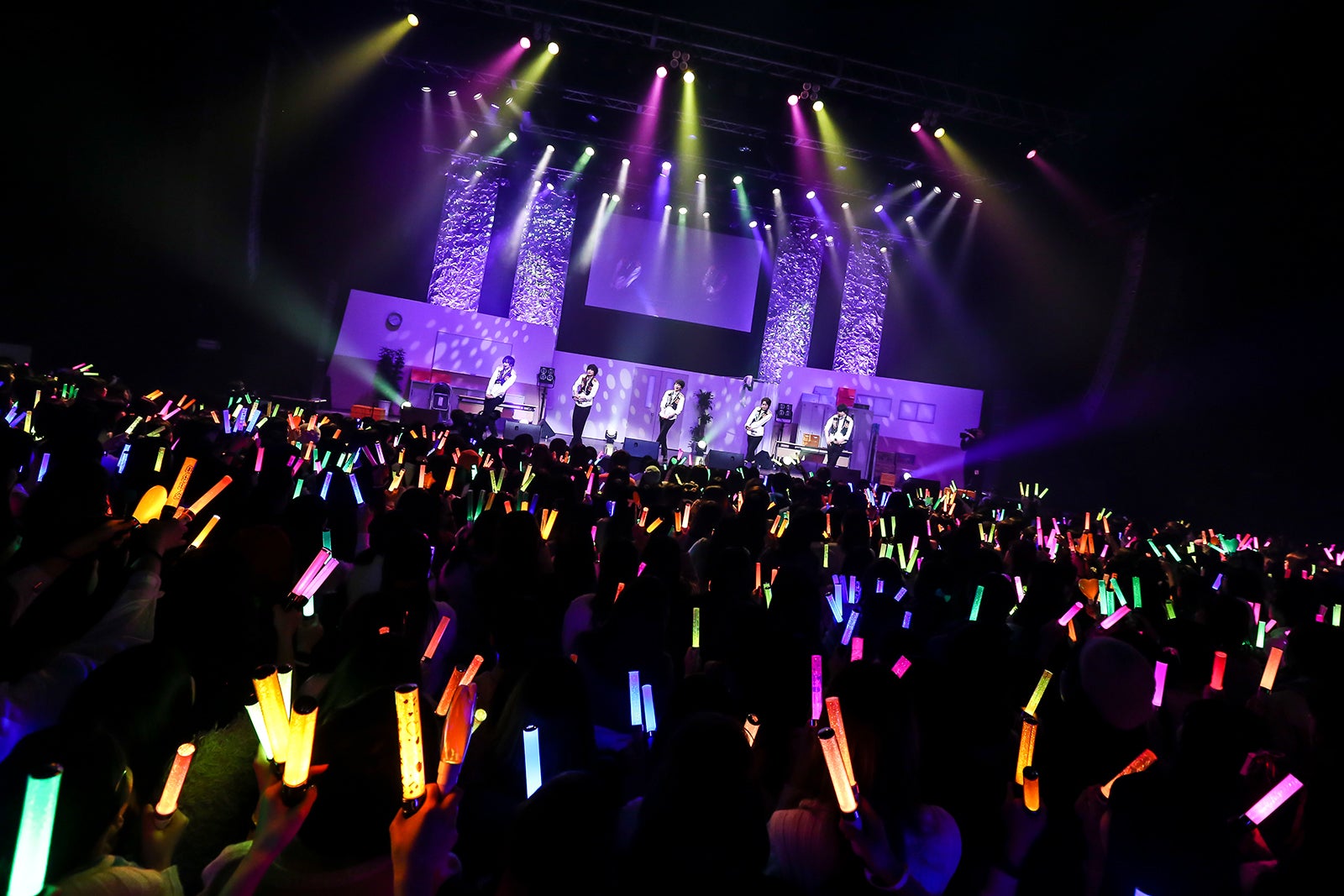 色とりどりのペンライトを振るみ！るきーずの息はぴったり／Photo by Kenichi Sasamori