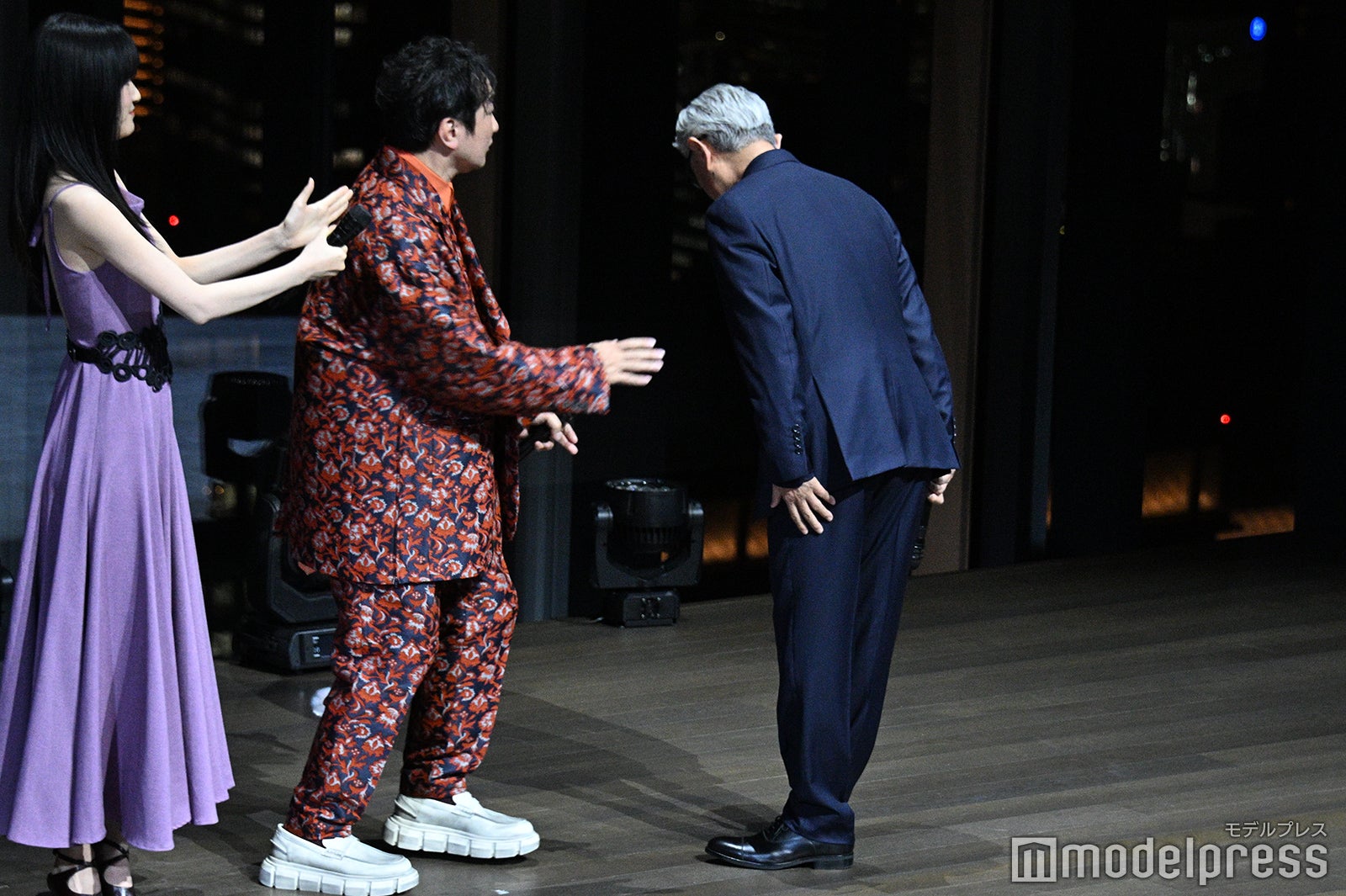 観客と逆向きに礼してしまった堤幸彦監督（C）モデルプレス