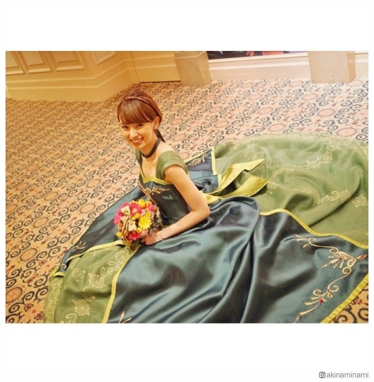 南明奈、濱口優との結婚披露宴「アナ雪」風ドレスでお色直し「可愛い」「お姫さまみたい」と反響