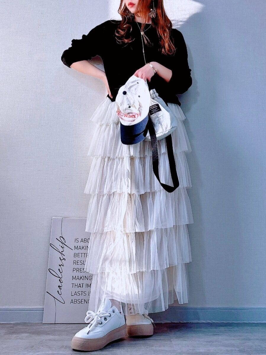 ユニクロの3Dメッシュクルーネックセーターネイビー×ホワイトチュールスカートのコーデ全身
