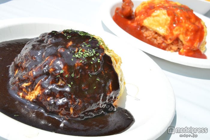 (手前から)「オムライスブラックカレー」¥700、「オムライスチキントマト」¥650