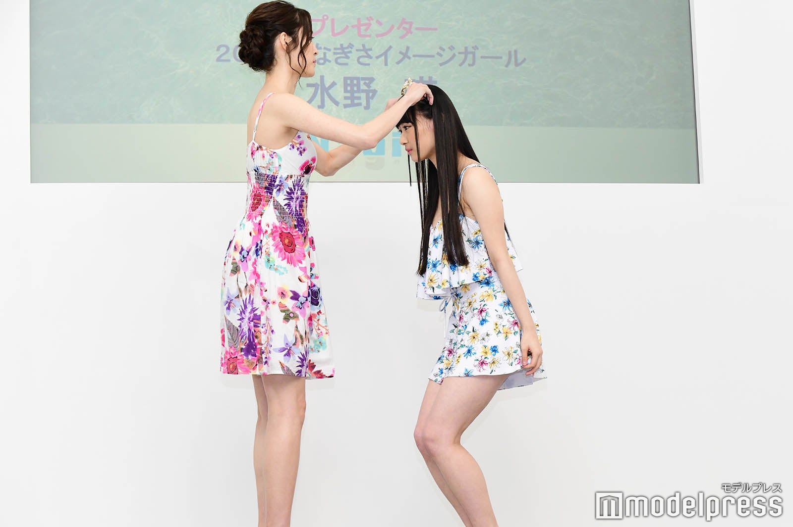 2018年なぎさイメージガール・水野瑛からティアラを贈呈 （C）モデルプレス