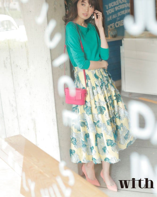 「キレイ色って“アゲて”くれる」と語るカバーガール・宮田聡子（画像提供：講談社）