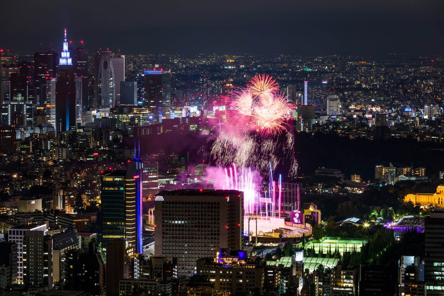 六本木ヒルズ展望台で打上花火を“上から見下ろす” 夏の夜を楽しむイベント続々