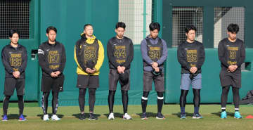阪神 ドラ1立石ら新人選手や大山、高寺などがSGLスタジアムで黙とう 阪神・淡路大震災から31年 スタンドのファンも黙とうをささげる