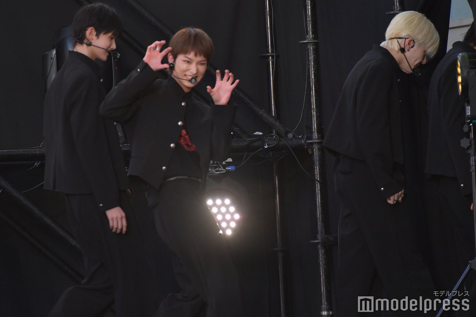 最後までファンサービスをするHARUA／&TEAM（C）モデルプレス