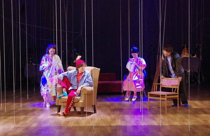 加藤シゲアキ(左)「粛々と運針」ゲネプロの様子/撮影:御堂義乗(提供写真)