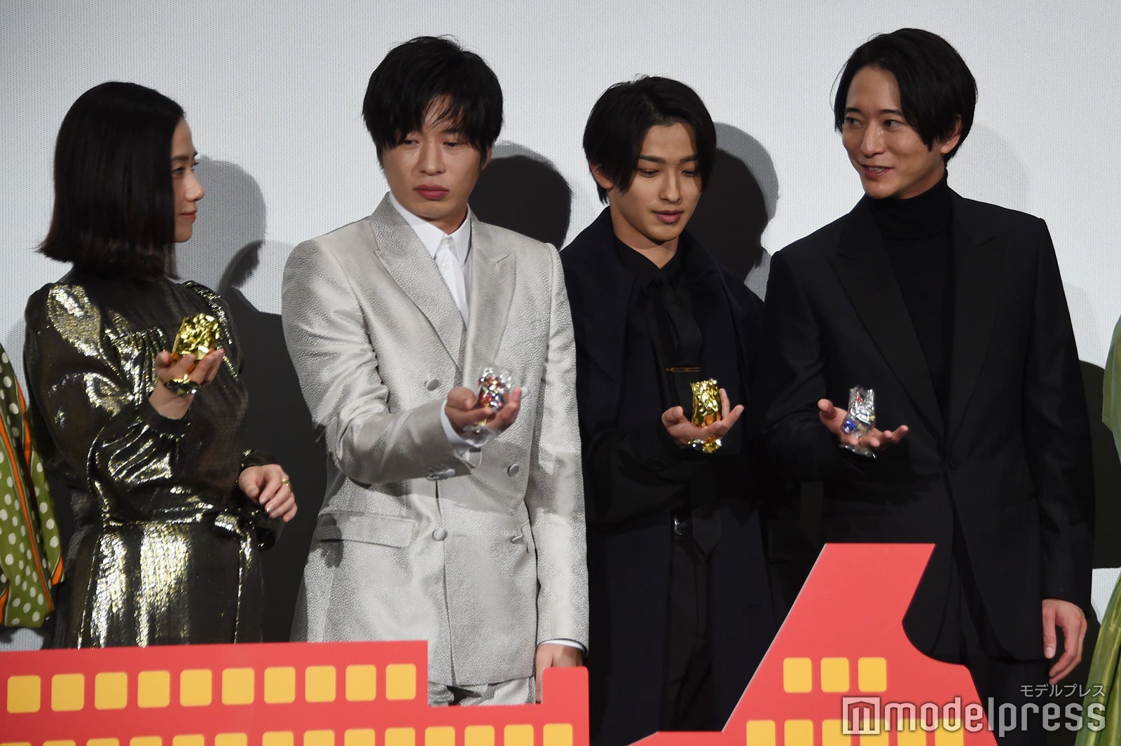 テープの投げ方を相談する原田知世、田中圭、横浜流星、浅香航大（C）モデルプレス