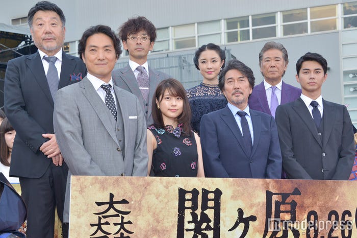 (前列左から)平岳大、有村架純、役所広司、東出昌大(後列左から)原田眞人監督、滝藤賢一、伊藤歩、西岡徳馬(C)モデルプレス