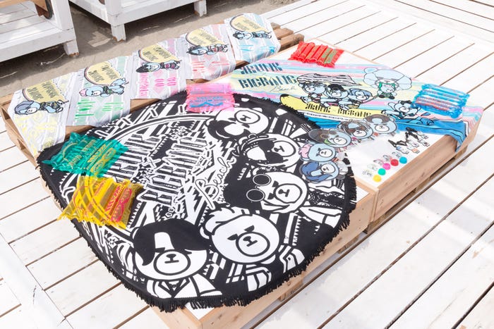 会場限定オリジナルグッズ(画像提供:avex)