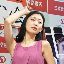 妖艶な表情で悩殺ポーズを披露する壇蜜