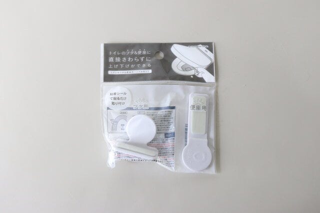 セリア　トイレのフタ＆便座用ハンドルセット　パッケージ