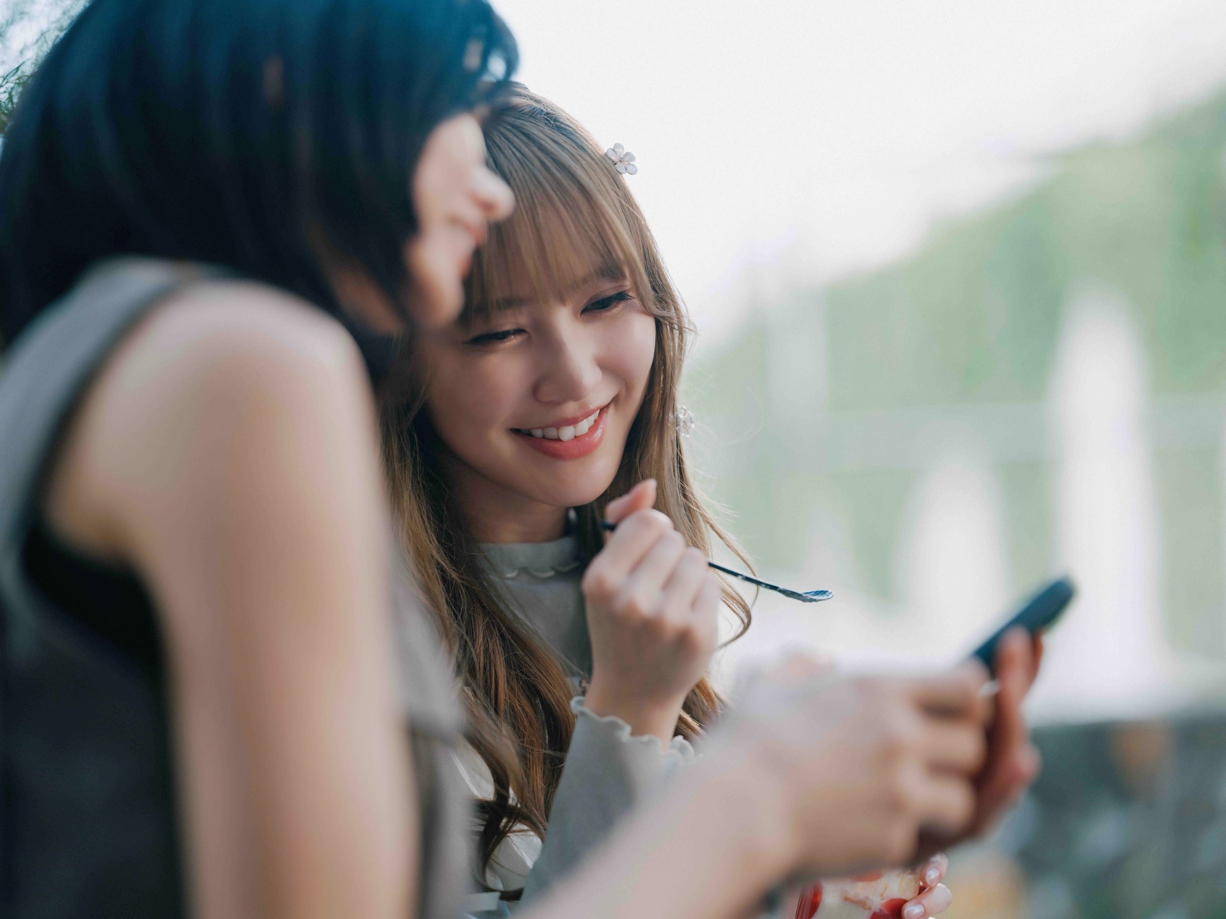 森カンナ、加藤史帆（C）「彩香ちゃんは弘子先輩に恋してる」製作委員会・MBS／第4話より