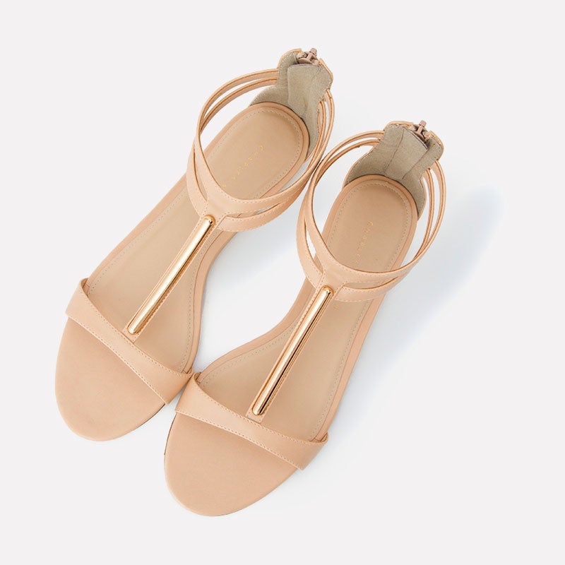 ダブルアンクルストラップサンダル「CHARLES & KEITH」4,460円（税込）／画像提供：CHARLES & KEITH OFFICIAL ONLINE STORE