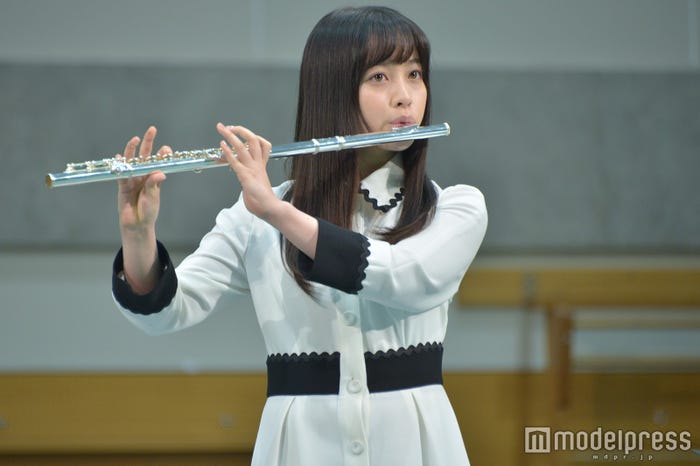 フルートを演奏する橋本環奈(C)モデルプレス