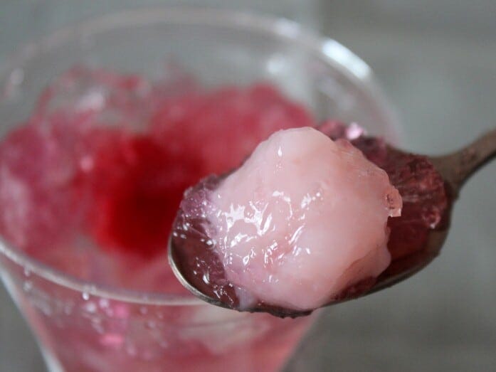 わらび餅は、ほんのり桜風味のやさしい味わい