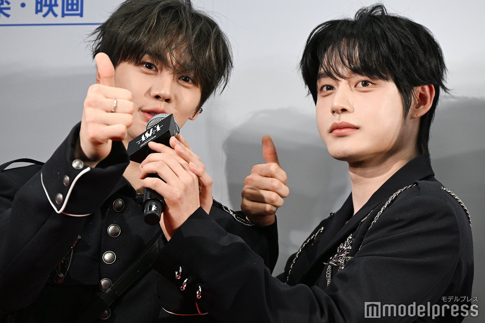 キム・ギュビンのマイクサポートをするキム・ジウン（C）モデルプレス