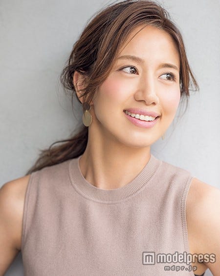 お出かけ用メイクの東原亜希(画像提供:セブン&アイ出版)