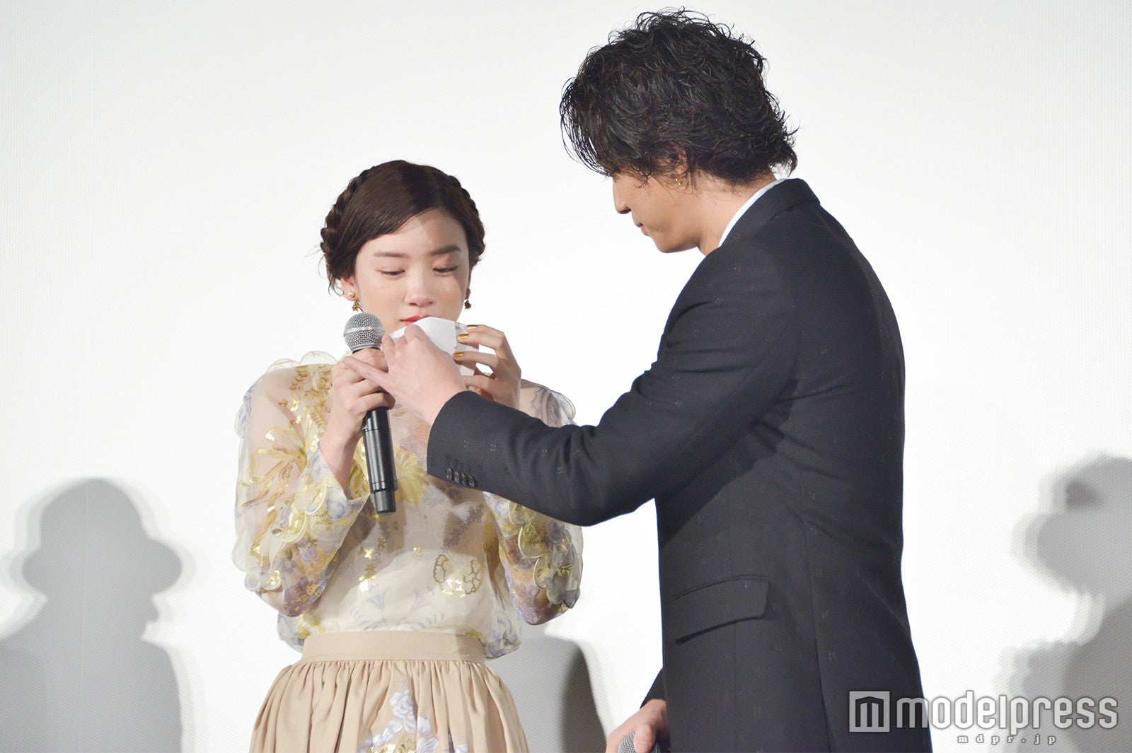 号泣する永野芽郁にハンカチを渡す三浦翔平（C）モデルプレス