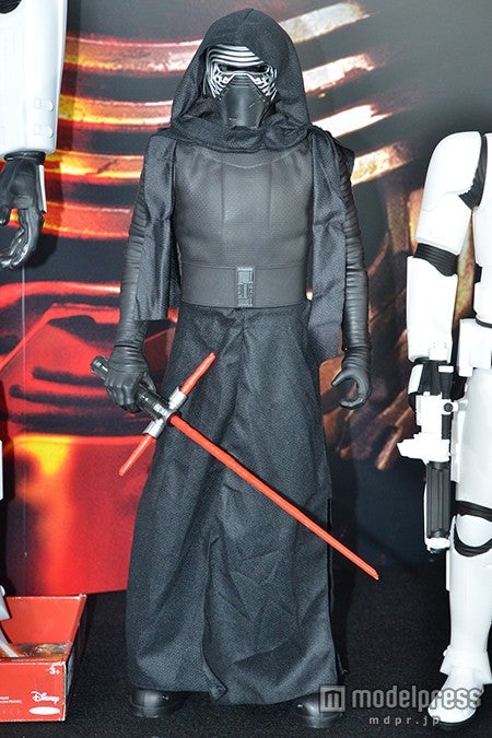 「KYLO REN」（31インチフィギュア カイロ・レン）9000円／9月4日発売（C）＆TM Lucasfilm Ltd．