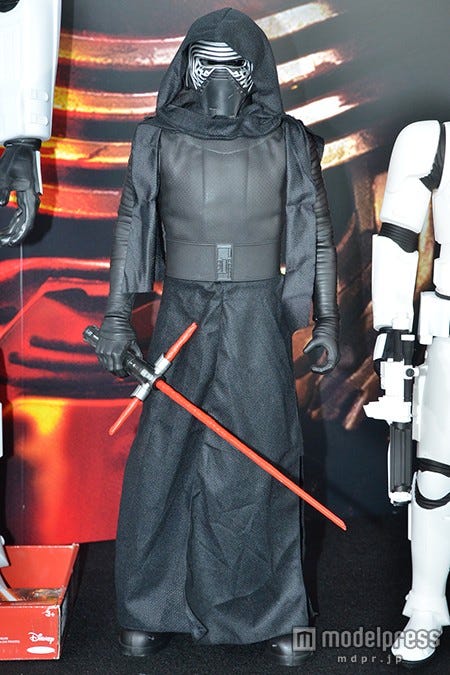 「KYLO REN」(31インチフィギュア カイロ・レン)9000円/9月4日発売(C)&TM Lucasfilm Ltd.