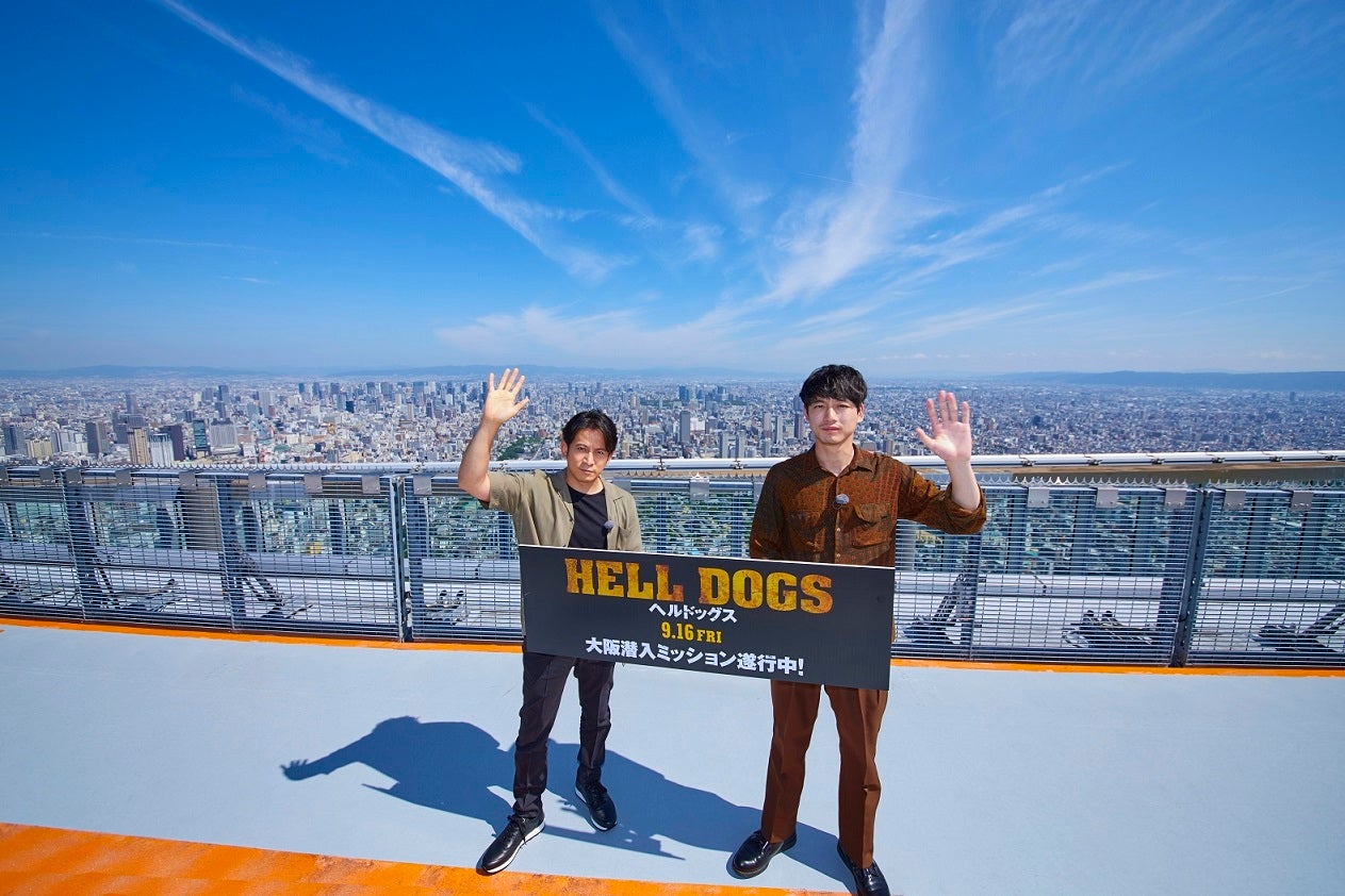 岡田准一、坂口健太郎（C）2022「ヘルドッグス」製作委員会