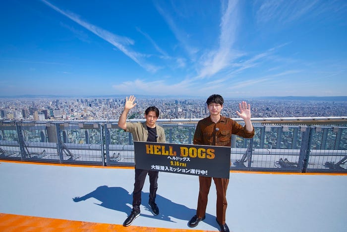 岡田准一、坂口健太郎(C)2022「ヘルドッグス」製作委員会