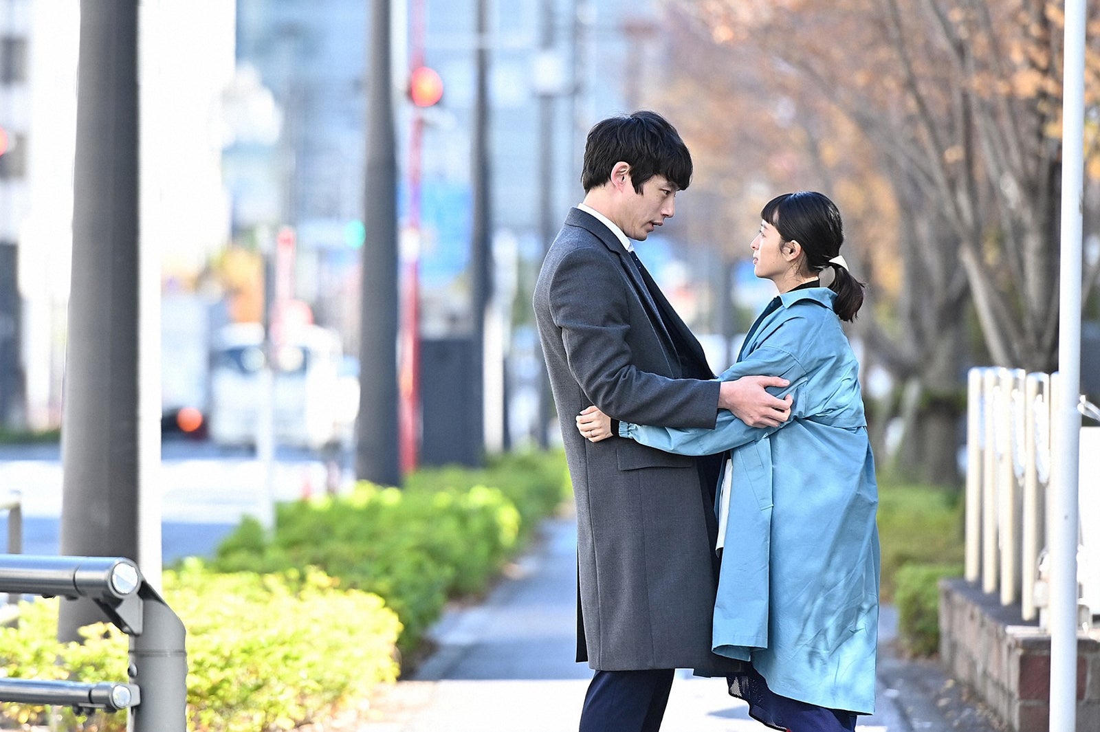 坂口健太郎、清野菜名／「婚姻届に判を捺しただけですが」第8話より（C）TBS