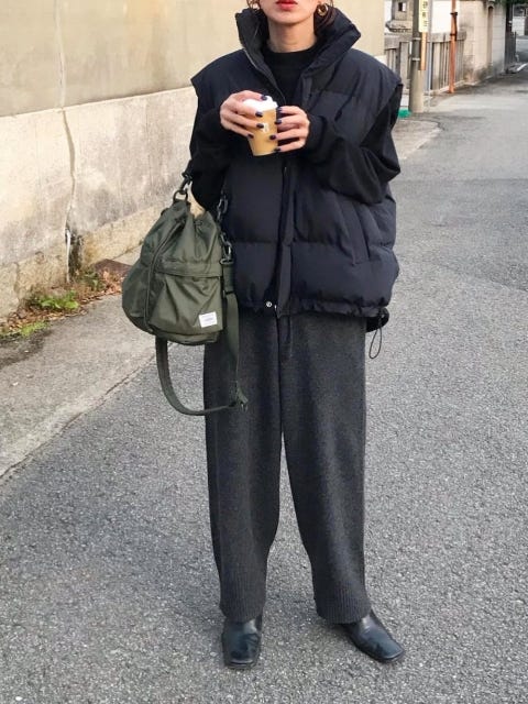 レディース　コーディネート　コーデ　着こなし　トレンド　おしゃれ　お洒落　オシャレ　2022　冬　冬コーデ　パンツ　グレーパンツ　グレー　パンツコーデ　グレーパンツコーデ　ダウンベスト