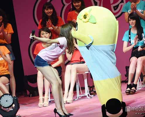 西内まりや、ふなっしーのファーストキスを奪う