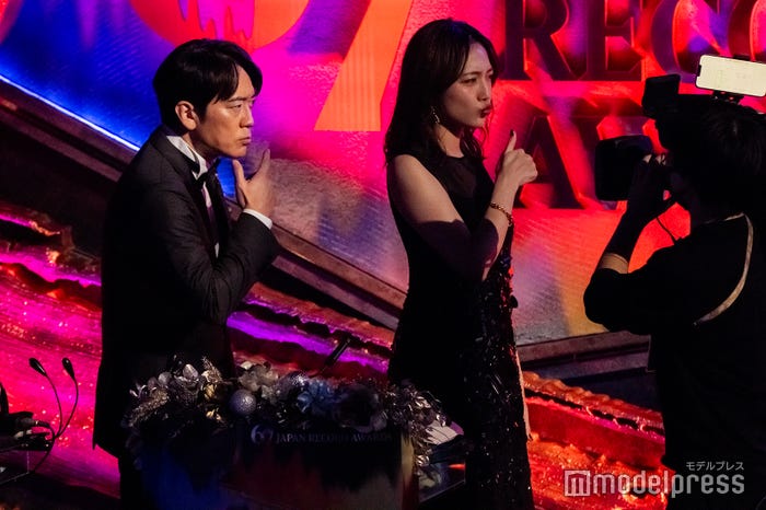 安住紳一郎アナウンサー、川口春奈(C)モデルプレス