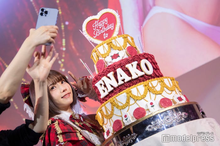 バースデーケーキと写真を撮るえなこ(C)モデルプレス